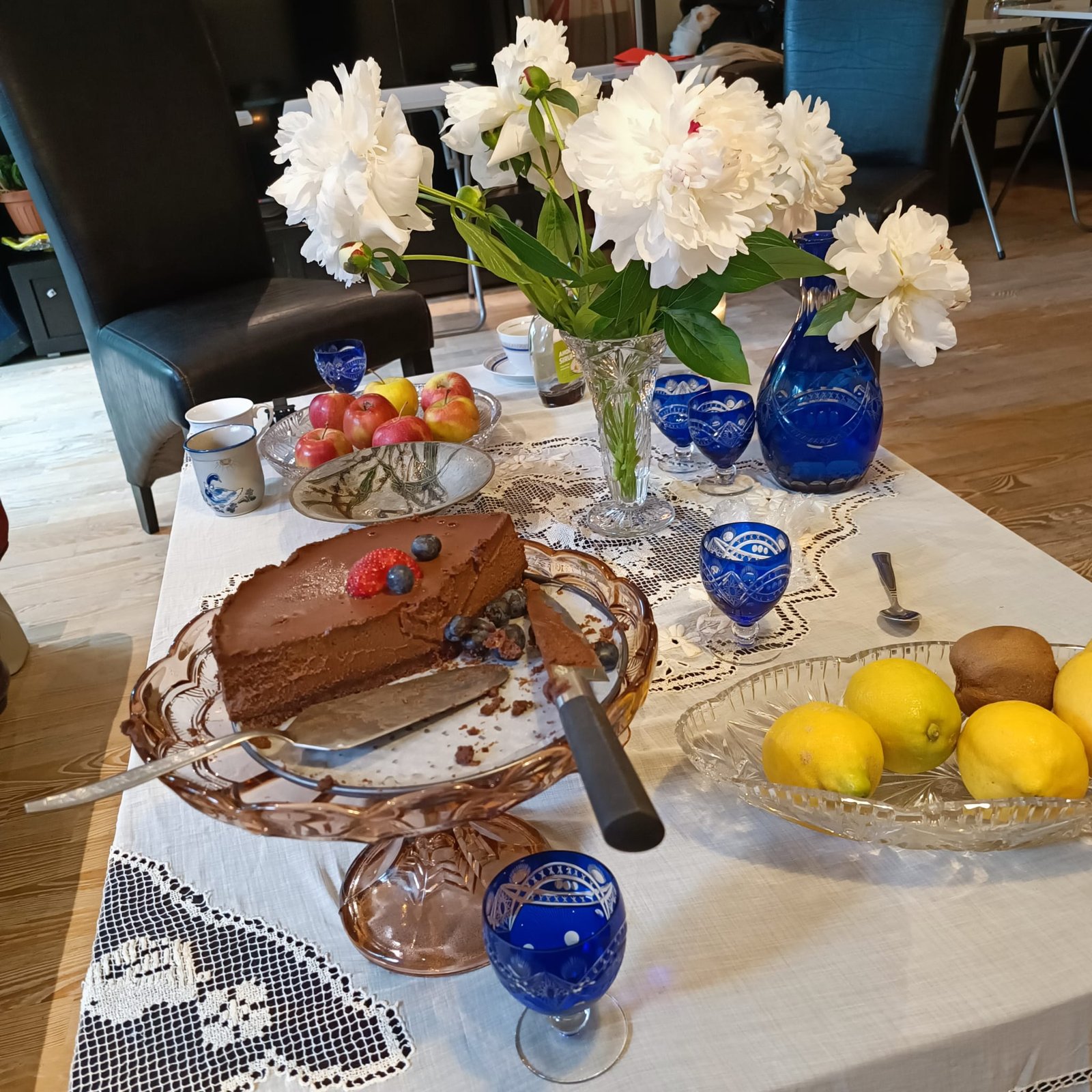 exerciții senzoriale și meditație ghidată lângă iaz, urmate de un ritual blând în care lăsăm pe apă flori de hârtie cu intenții. Vom picta colectiv în tehnici umede, vom face un mic exercițiu de art‑therapy, iar bujorul va fi vedeta rubricii “herbarium de buzunar”. Încheiem cu ceai, prăjituri și povești într‑un cadru cald.