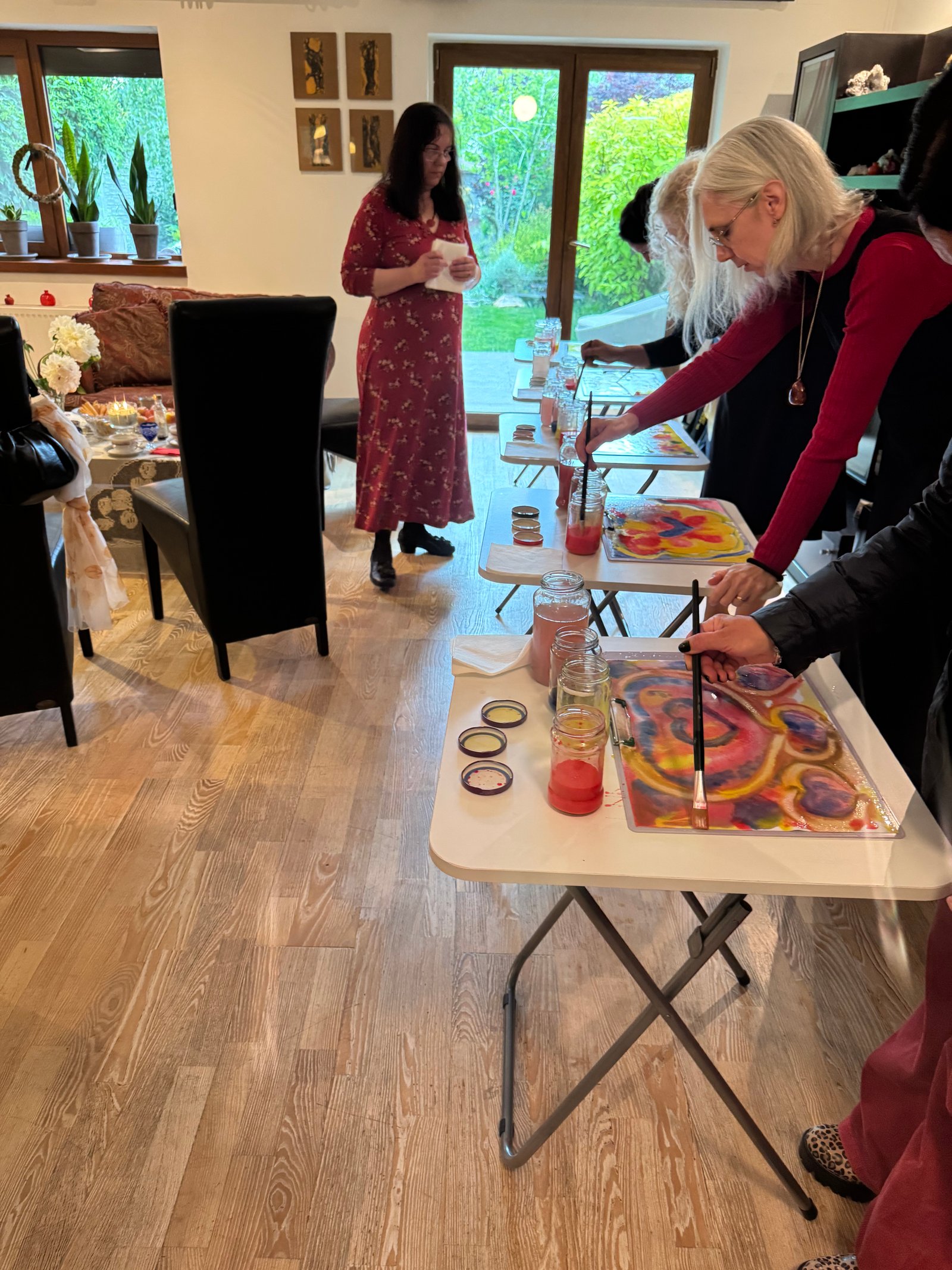 exerciții senzoriale și meditație ghidată lângă iaz, urmate de un ritual blând în care lăsăm pe apă flori de hârtie cu intenții. Vom picta colectiv în tehnici umede, vom face un mic exercițiu de art‑therapy, iar bujorul va fi vedeta rubricii “herbarium de buzunar”. Încheiem cu ceai, prăjituri și povești într‑un cadru cald.